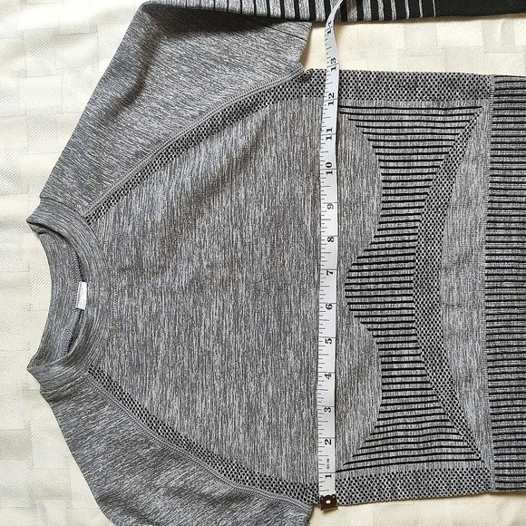 Workout Contour Seamless Long Sleeve Crop Top and High Rise Leggings - Picture 9 of 14